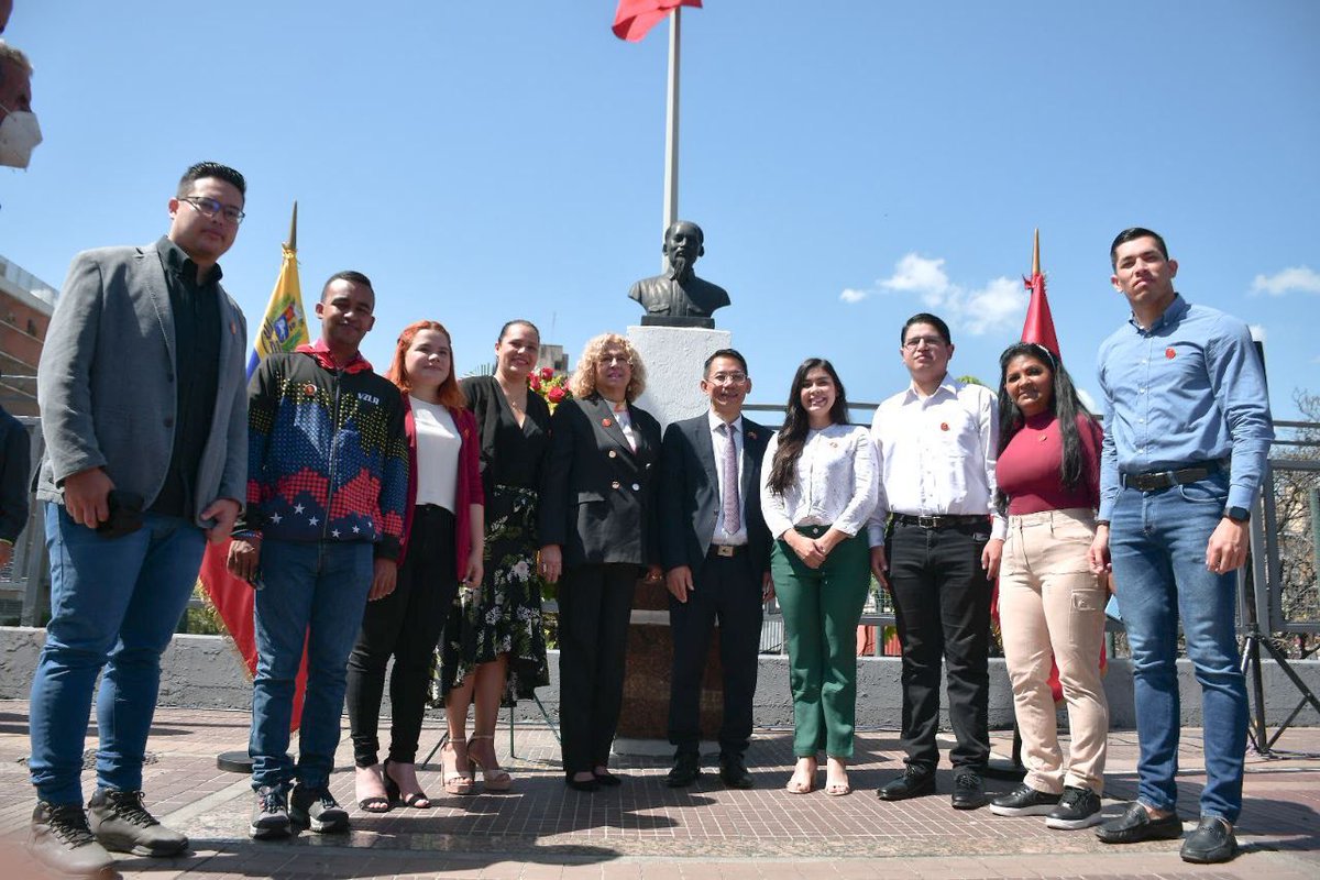 Grecia_Jpsuv's tweet photo. ¡Vietnam heroico! ❤️‍🔥
Nos unimos a los actos conmemorativos por los 77 años de la Independencia de #Vietnam, destacando nuestra admiración por ese pueblo hermano, ejemplo de resistencia y dignidad inquebrantable
@JuventudPSUV

Vivan nuestros pueblos libres!
Viva Ho Chi Minh🇻🇳🇻🇪 https://t.co/RCScJNb3fw
