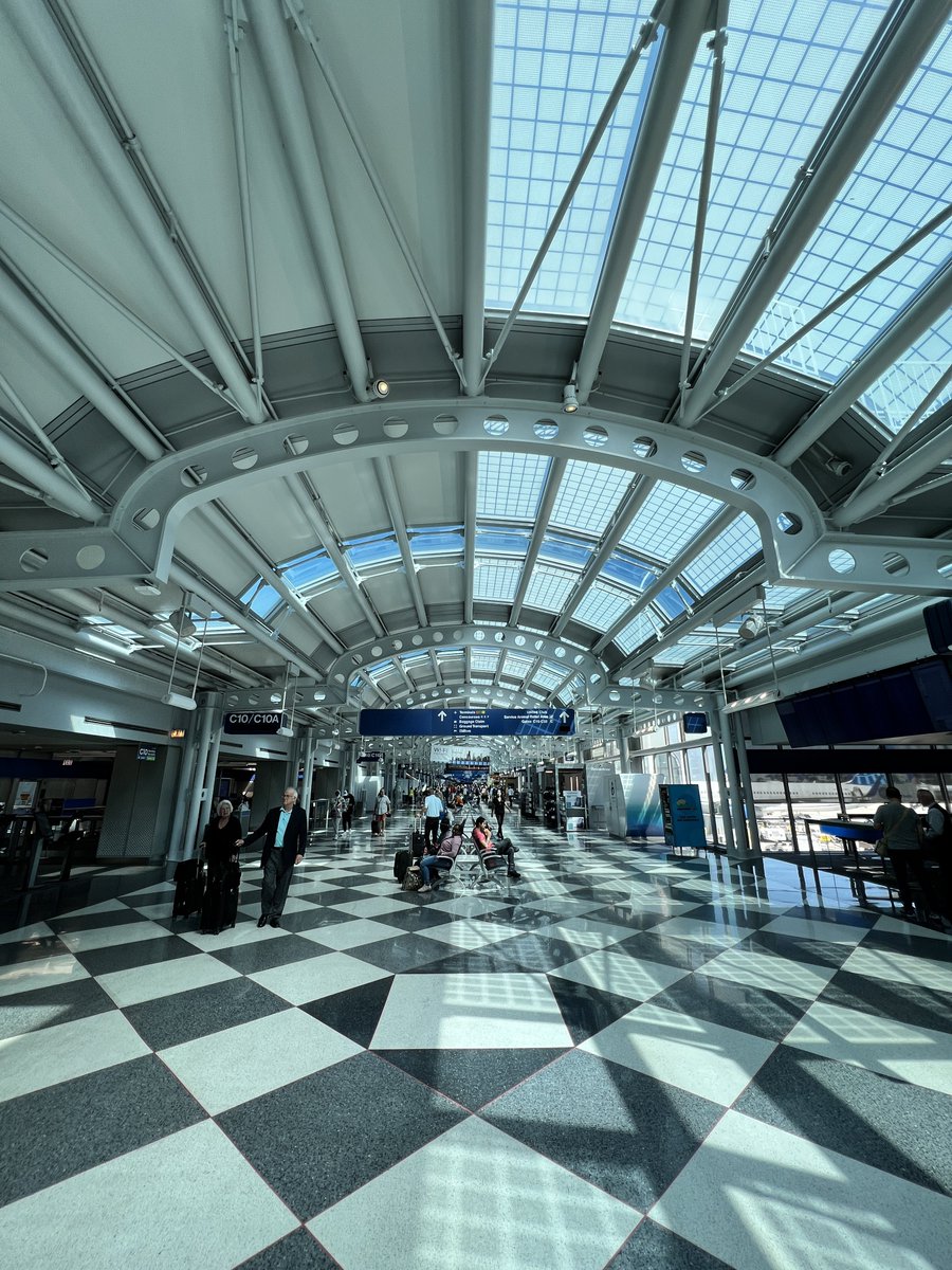 mickeynet028's tweet photo. シカゴ・オヘア空港なう。
オーランド空港から約3時間で乗り換え地のシカゴに着きました。シカゴは乗り換え楽だし綺麗だしお店いっぱいなのでけっこう好きな空港です👍
オーランドからユナイテッド航空でC9に到着。乗り換えでC16に移動は5分で完了!ホント帰りは簡単ねー✈️
#MNWDW #WDW #2022Aug https://t.co/uEyK7ARmcr