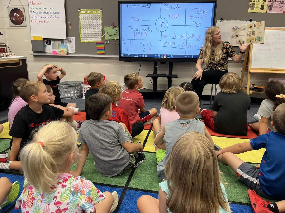 Raymond_Elem's tweet image. Mrs. Zuchowski’s class enjoyed an awesome read aloud and also learned a few new interesting vocabulary words from the story! #RaymondRoars #vocabularyfun #FirstGradeRocks @MarysvilleEVSD @DianeMankins