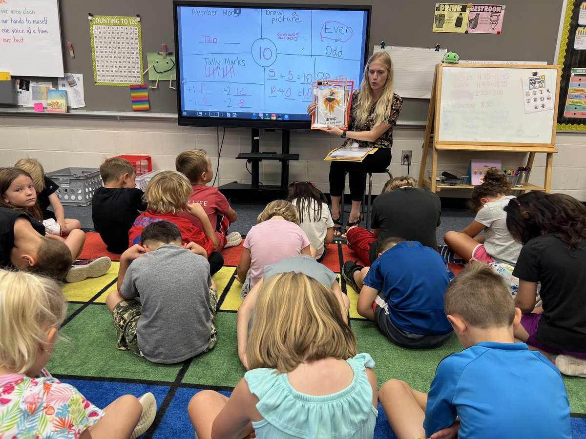 Raymond_Elem's tweet image. Mrs. Zuchowski’s class enjoyed an awesome read aloud and also learned a few new interesting vocabulary words from the story! #RaymondRoars #vocabularyfun #FirstGradeRocks @MarysvilleEVSD @DianeMankins