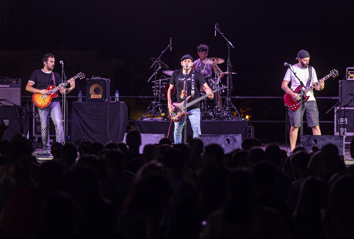 ElSierraFest's tweet photo. Rock urbano en tus venas.
Eso es lo que nos trajeron a la noche final @elbarbasrock con toda la artillería fina para que no dejaran de bailar nuestros serreños hasta el punto de pogo, el punto perfecto. https://t.co/Q0JREQrTjW