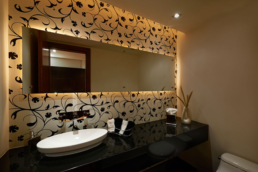 KevinMartelli's tweet photo. Bathrooms are a good place to employ some bold style. Dark tones, backlit mirrors, and patterned wall designs would usually not be appropriate in a kitchen, for example, but in the bathroom you have a little more leeway. What do... https://t.co/fsIMHdLwVV https://t.co/wx2otK1749