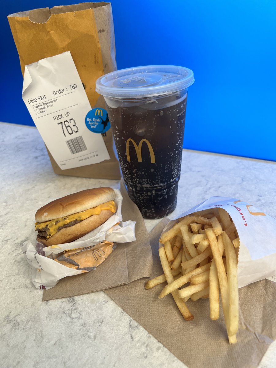 mickeynet028's tweet photo. シカゴで乗り換え待ち。
小腹空いたのでマクドナルド食べるー🍔
#MNWDW #WDW #2022Aug https://t.co/92eRIGcAJP