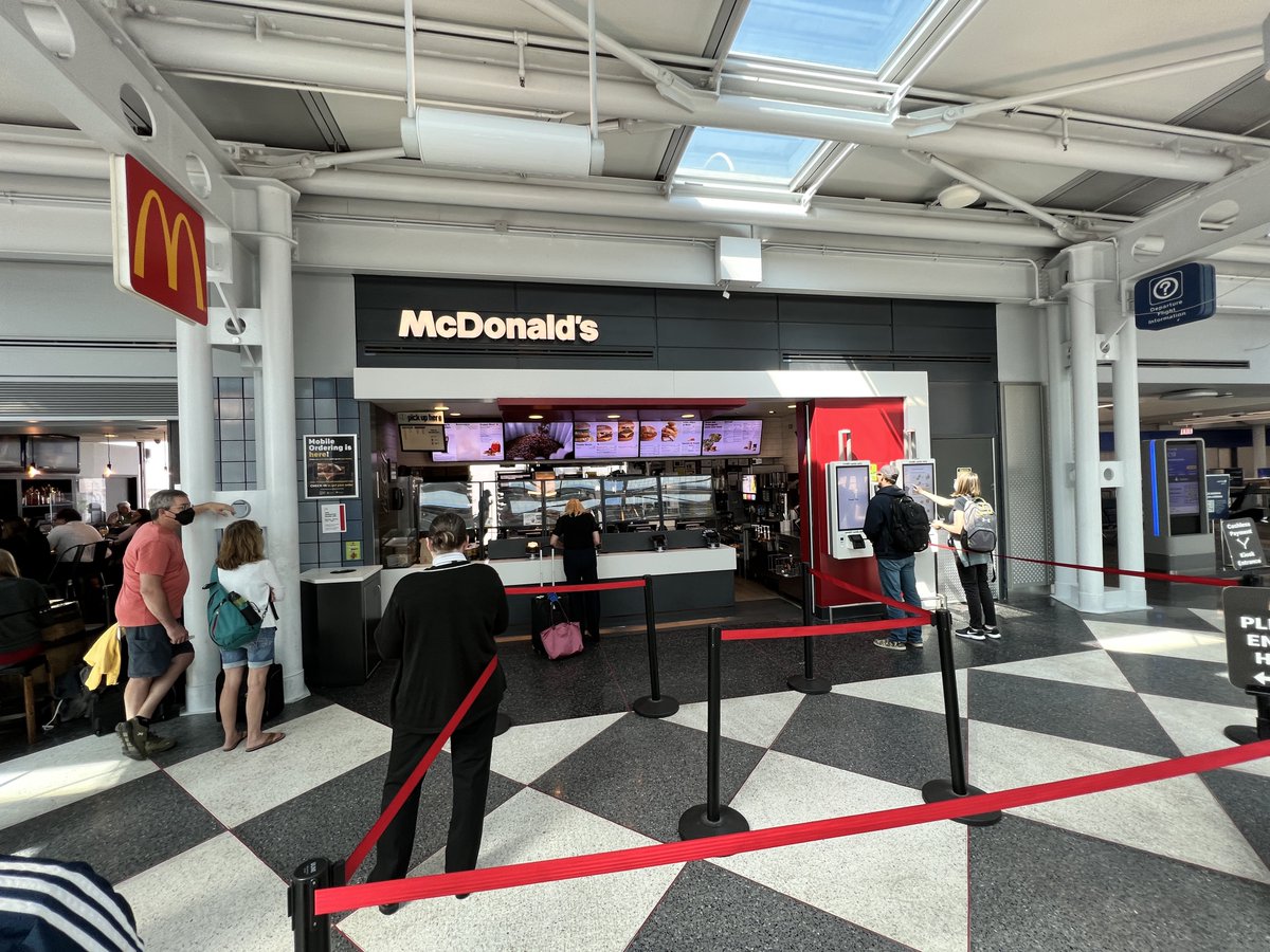 mickeynet028's tweet photo. シカゴで乗り換え待ち。
小腹空いたのでマクドナルド食べるー🍔
#MNWDW #WDW #2022Aug https://t.co/92eRIGcAJP