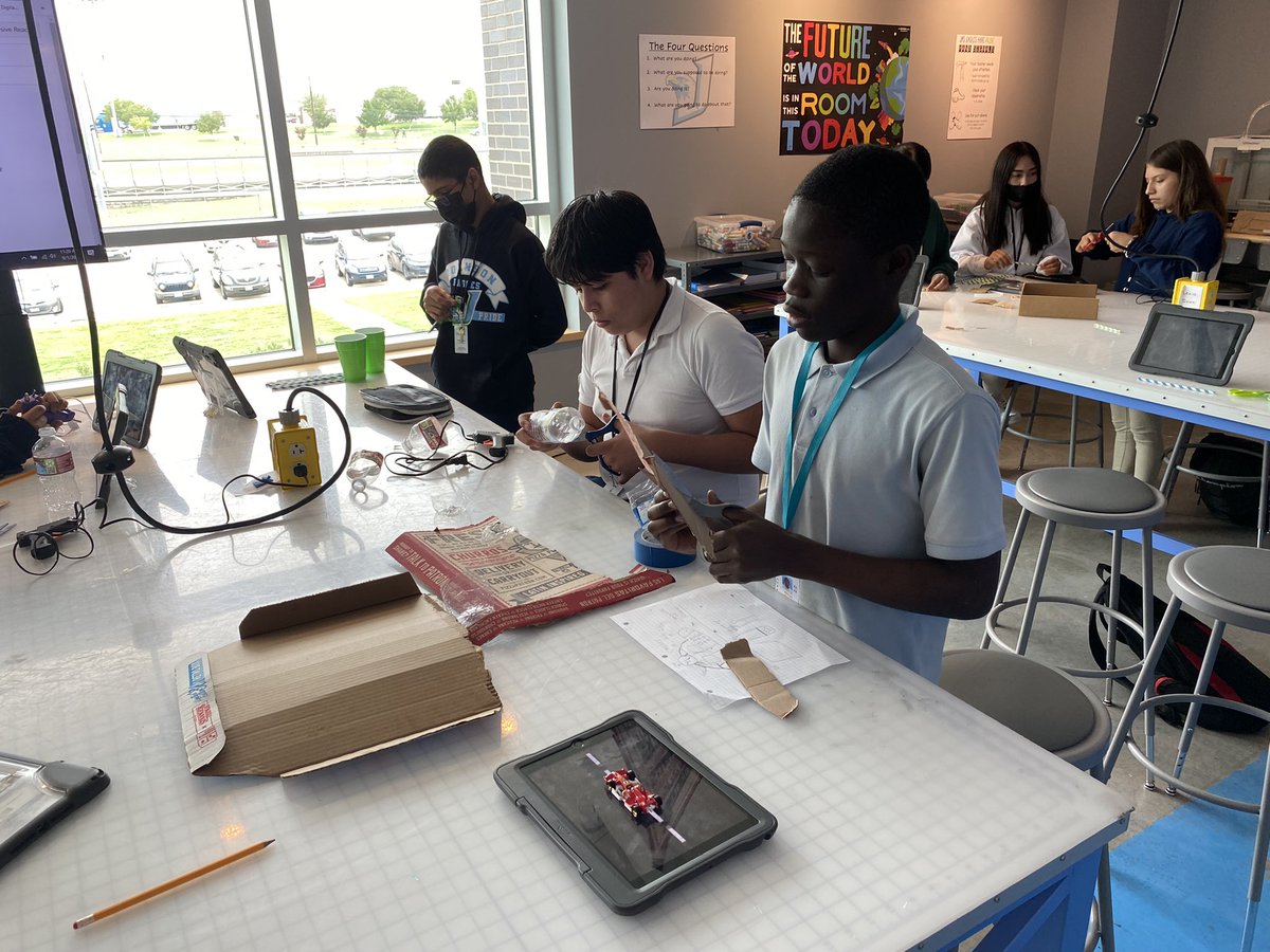 NetZeroVILSLab's tweet photo. Working hard on Tiempa’s time machine! @netzeroJMS @dpvils @iisdCTE https://t.co/HuNYoMkeL4