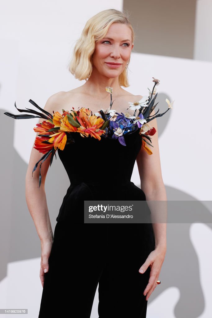 Mrs3freettt's tweet photo. She looks like a bouquet 💐 #Venezia79 https://t.co/QJqCEtKles