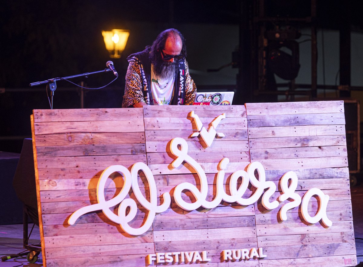 ElSierraFest's tweet photo. El viernes y el sábado la noche no podría haber terminado mejor que con él.
Como Pedro por su casa, The Gardener firmó dos cierres míticos del festival.

Felicitación también para Andrea Santalusía por sus colaboraciones a la voz. Nos quedamos con la boca al suelo!!! 🥳 https://t.co/nNIamtd78y