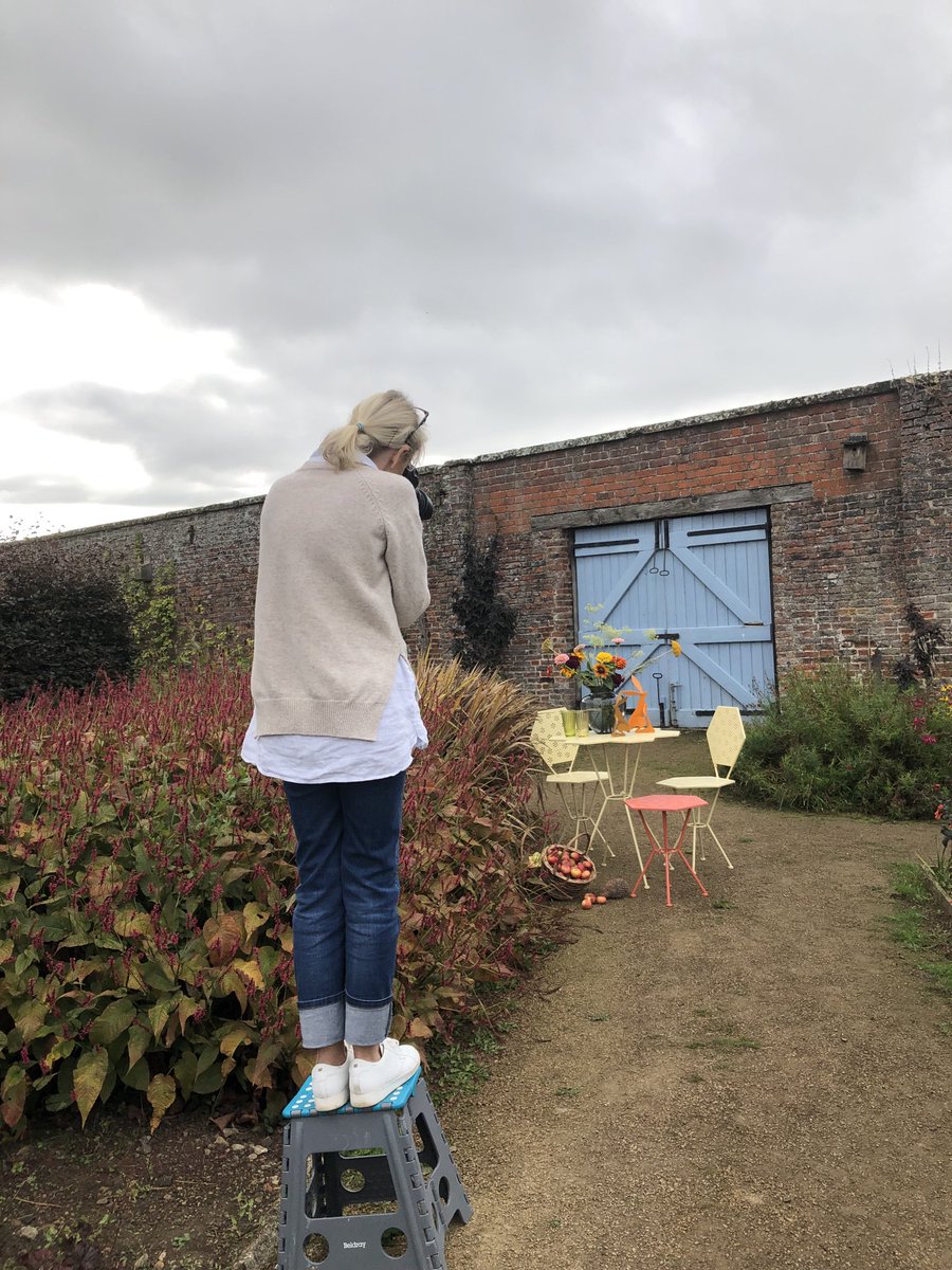 IreneMyersPR's tweet photo. Enjoyed setting up and being involved in a great photoshoot for ⁦@emmastothardart⁩ with #TriciaHarris ⁦@HelmsleyWalledG⁩ and top photographer #KatWetherill #gardencollection #honeycomb #bees https://t.co/OVcEx8N1k1