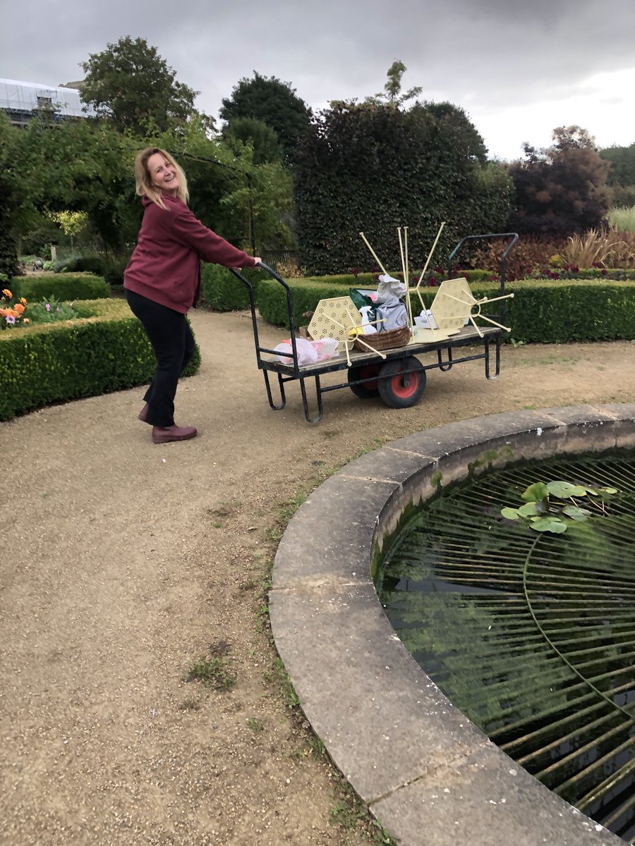 IreneMyersPR's tweet photo. Enjoyed setting up and being involved in a great photoshoot for ⁦@emmastothardart⁩ with #TriciaHarris ⁦@HelmsleyWalledG⁩ and top photographer #KatWetherill #gardencollection #honeycomb #bees https://t.co/OVcEx8N1k1