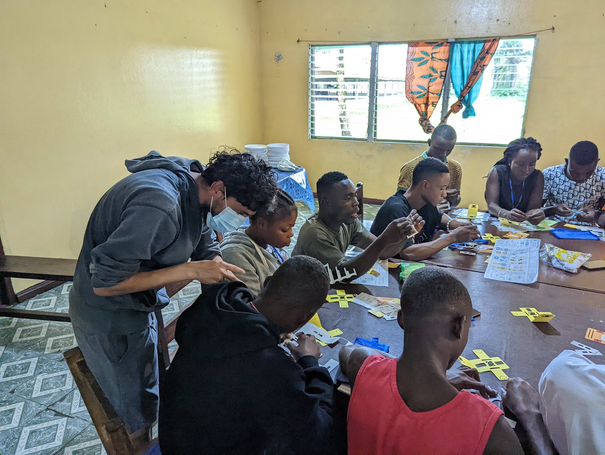 PrakashLab's tweet photo. Arrived in Liberia π±π· few days ago for collaborations/field work #octopimalaria #snapdx #squid NiHPrevail. I am starting #foldscopeChallenge running workshops across length of country. Here is teaser Day #1 - training 100 students w @Dave_McIlwain Hope Bonnie Chiara & others. https://t.co/r3TR0Y7yW5