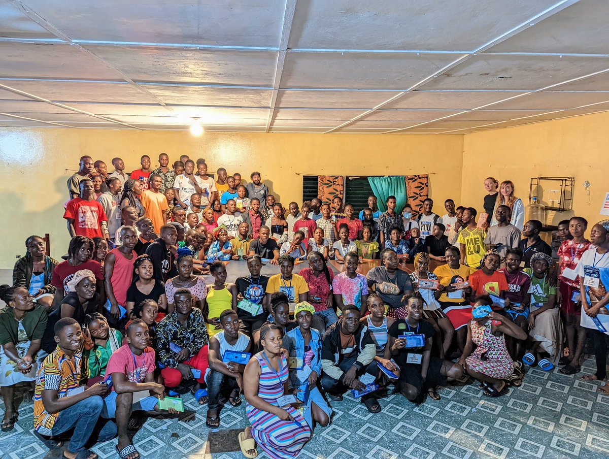 PrakashLab's tweet photo. Arrived in Liberia π±π· few days ago for collaborations/field work #octopimalaria #snapdx #squid NiHPrevail. I am starting #foldscopeChallenge running workshops across length of country. Here is teaser Day #1 - training 100 students w @Dave_McIlwain Hope Bonnie Chiara & others. https://t.co/r3TR0Y7yW5