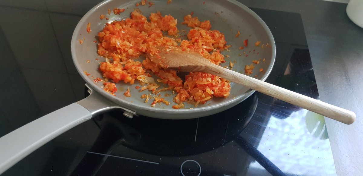 aryscary's tweet photo. ik maak sambal van Adjuma uit eigen tuin....het was leuk jullie soort van gekend te hebben...😎🔥🔥☄🌶🌶
#adjuma
#pepers https://t.co/G4X8br0Bz3