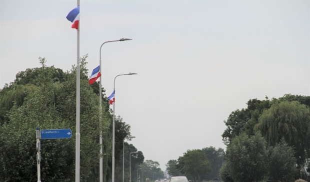 Boeren halen in Molenlanden zelf omgekeerde vlaggen weg -  hetkontakt.nl/alblasserwaard…