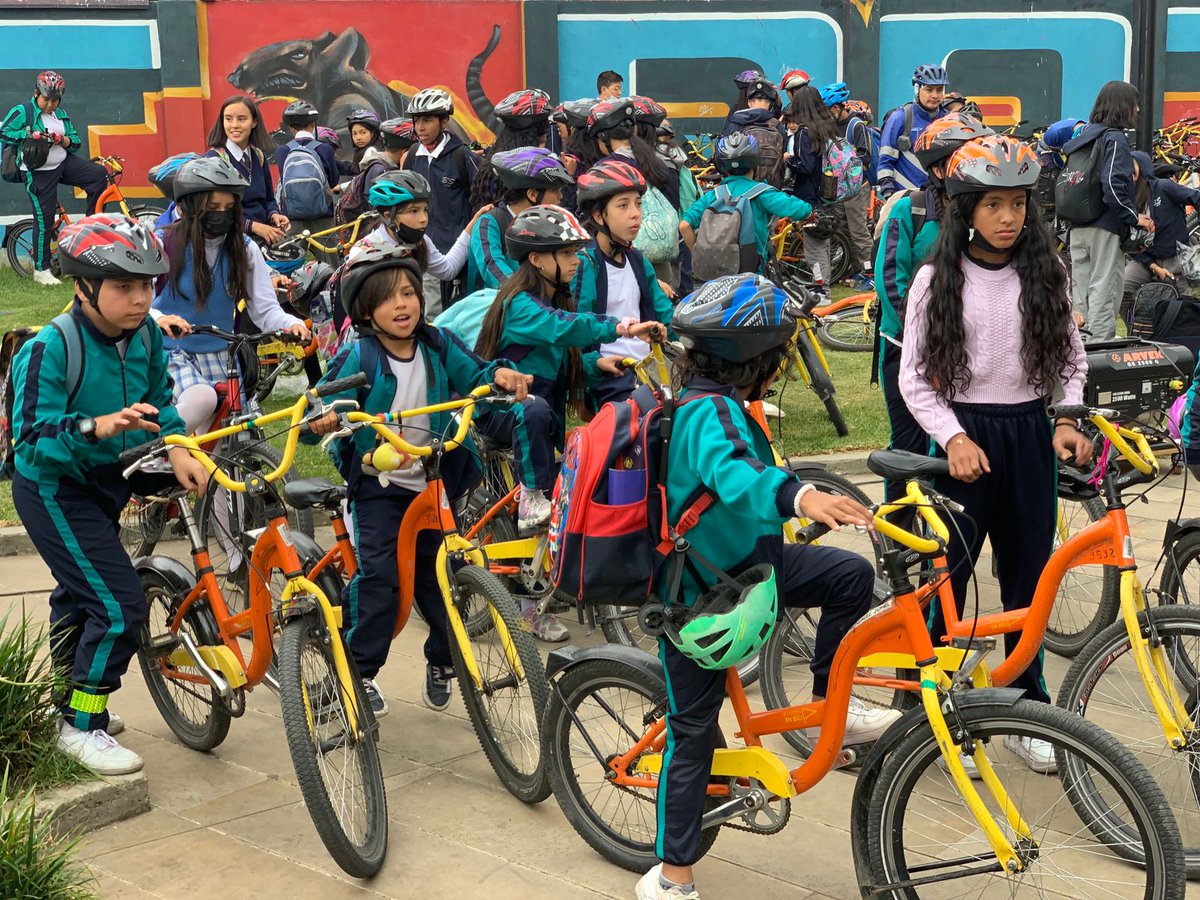 SectorMovilidad's tweet photo. ¡Seguimos comprometidos con la seguridad vial desde los más pequeños!

Estos kits cuentan con los recursos necesarios para que las niñas y niños lleguen al colegio seguros, más rápido y de una manera divertida. https://t.co/YNLWpMt6CQ