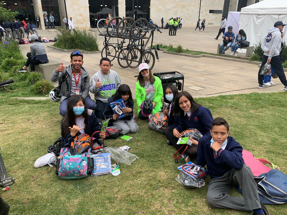 SectorMovilidad's tweet photo. ¡Seguimos comprometidos con la seguridad vial desde los más pequeños!

Estos kits cuentan con los recursos necesarios para que las niñas y niños lleguen al colegio seguros, más rápido y de una manera divertida. https://t.co/YNLWpMt6CQ