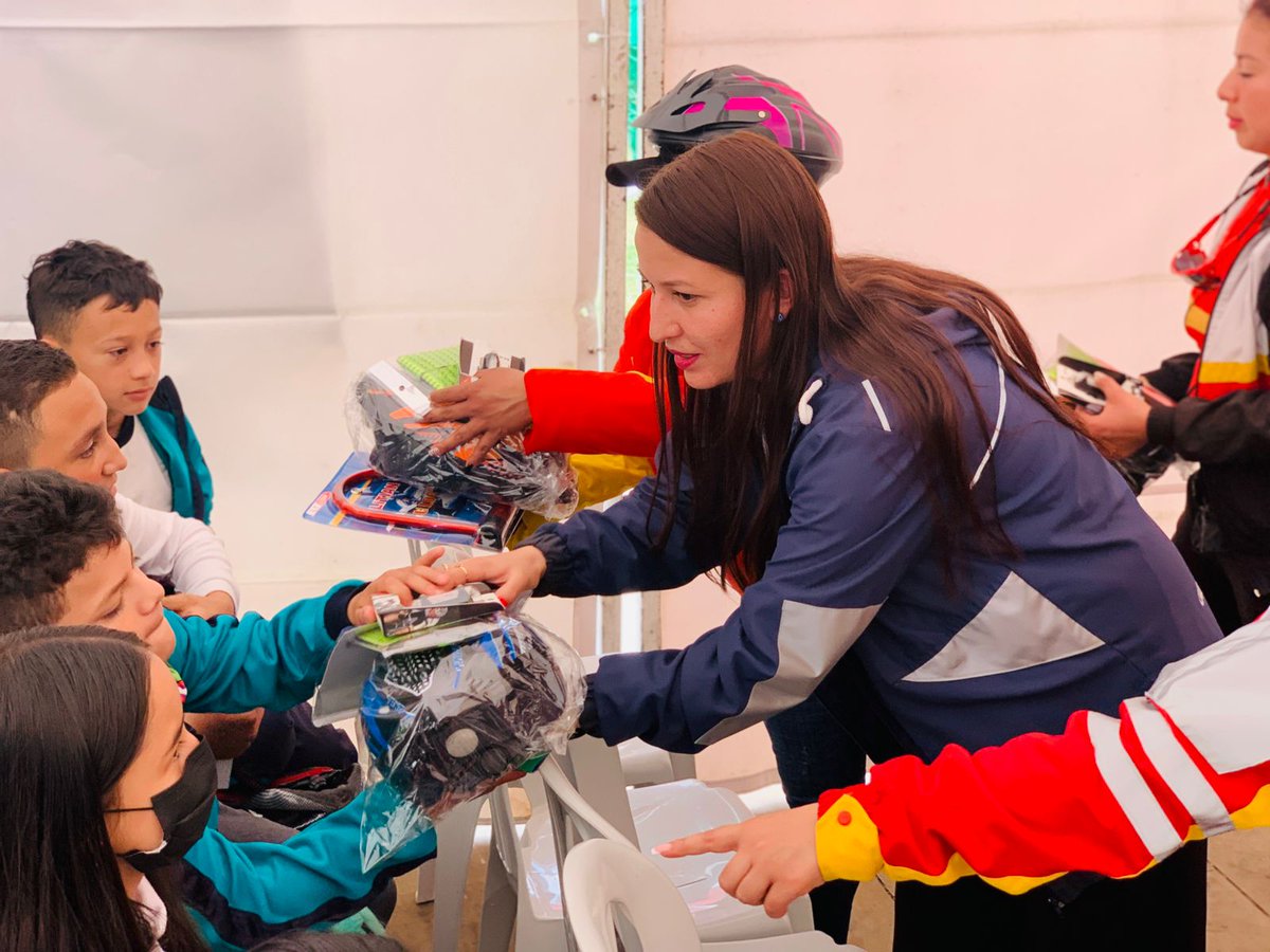 SectorMovilidad's tweet photo. ¡Seguimos comprometidos con la seguridad vial desde los más pequeños!

Estos kits cuentan con los recursos necesarios para que las niñas y niños lleguen al colegio seguros, más rápido y de una manera divertida. https://t.co/YNLWpMt6CQ