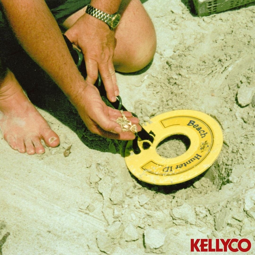 KellycoDetector's tweet photo. It's a #tbt to an old metal detecting beach hunt. What's your best beach find?

Don't forget, free shipping is on (orders $100+), only until tomorrow at 5pm EST.

#beachDetecting #ThrowbackThursday #Kellyco https://t.co/t7jNaSgAun