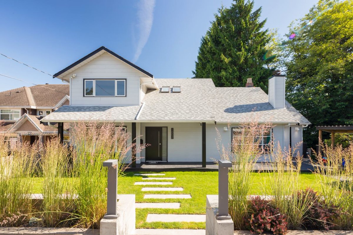 erogo's tweet photo. This #uniquehome expertly blends traditional and modern elements. #architecture  https://t.co/GlmlH2Bbte https://t.co/duJXwqduKv