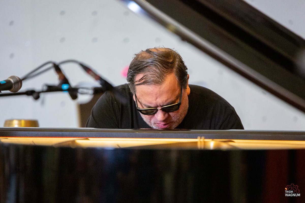Rob Mazurek en solo, au Climbing center Mulhouse.
#climbingcentermulhouse #robmazurek #festivalmeteo #radioquetsches #mulhousejycrois #mulhouse #piano #pianist