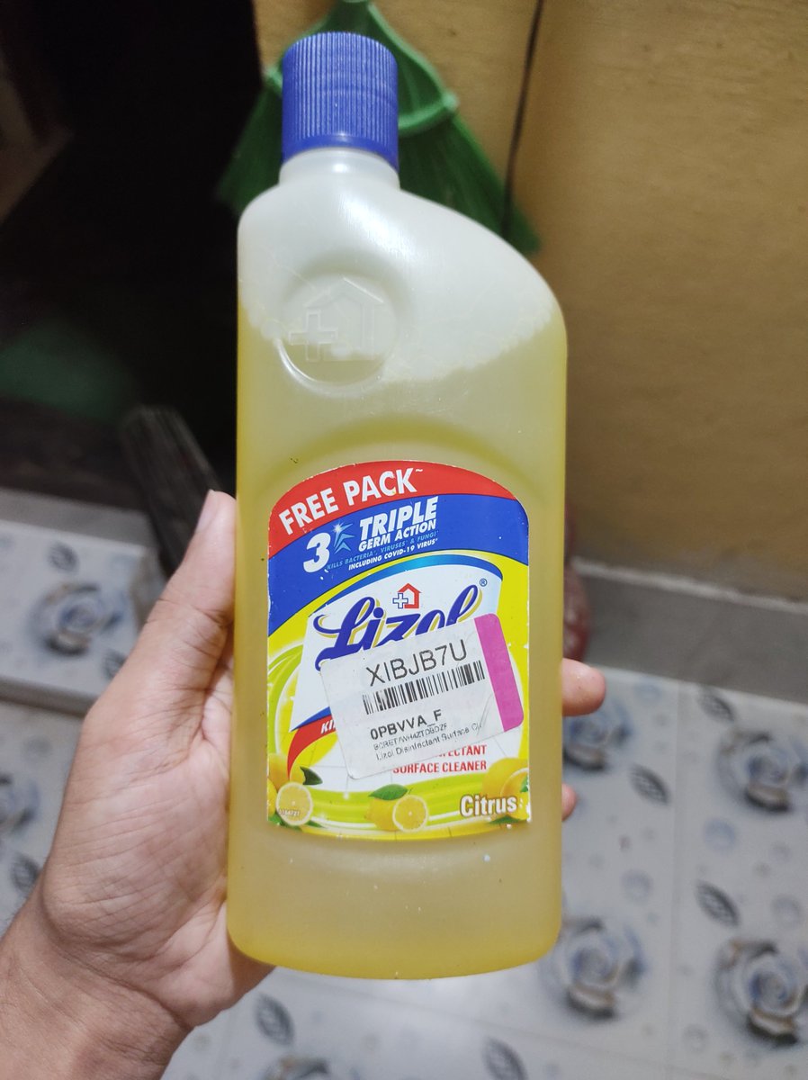 iamkamranh's tweet photo. Received a 500ml Free Pack instead of a 2L pack of Lizol Surface Cleaner from @Flipkart
Every time the @flipkartsupport on call says "this time your return will not be rejected" but the return is being rejected for the forth time straight in a row even after showing valid reason. https://t.co/MvYD6Redt3