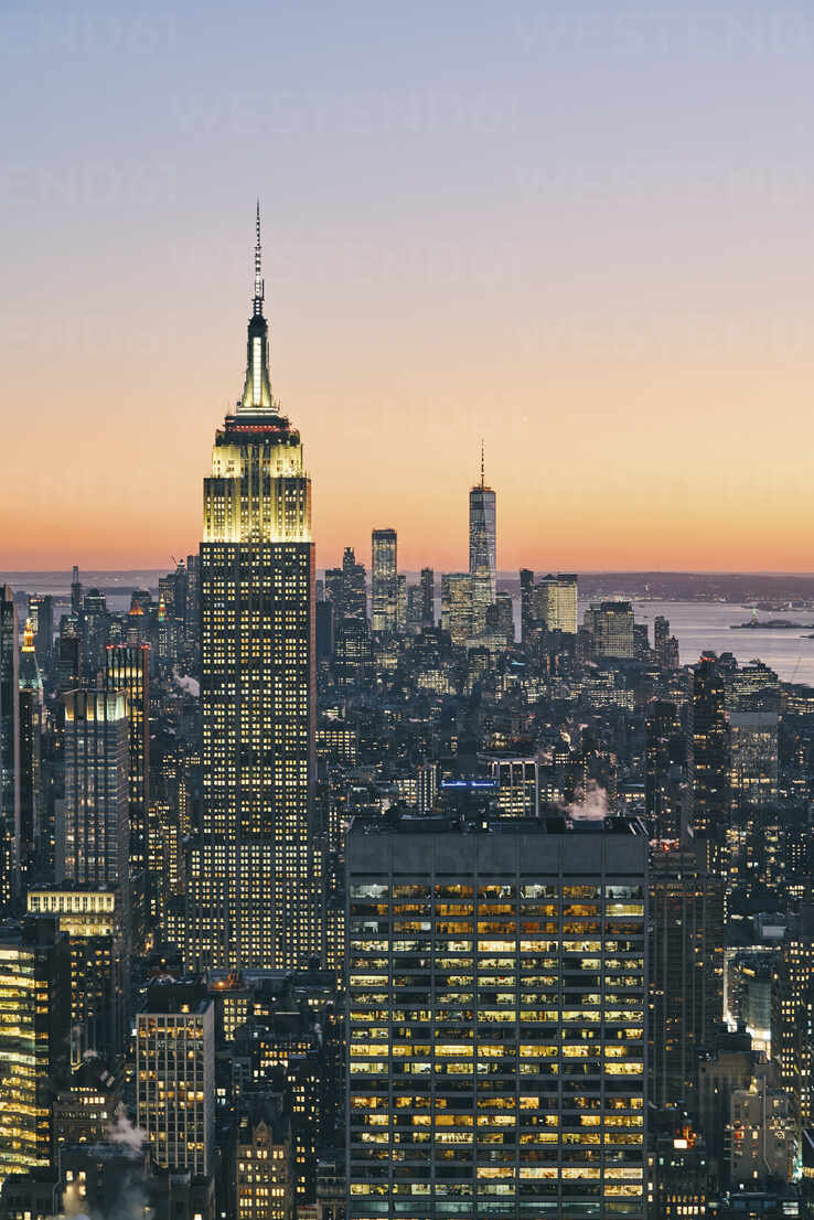 'Un tramonto su Manhattan, il mare che ti soffia addosso il vento dell’Atlantico, i grattacieli che si riempiono di luci e tu che da New York non te ne andresti mai.'

          ✒️Fabrizio Caramagna

#CeraUnaVoltaLAmerica a #SalaLettura
#night   #photo 
📸Dal web