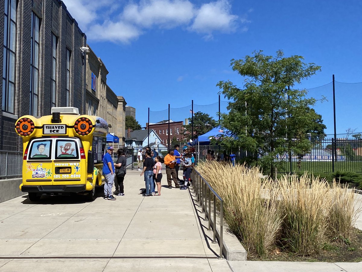 LosonROC's tweet photo. WE’RE BACK: Playing tour guide for @RCSDMonroe Lower students today at our back to school orientation! #BackToSchool #JewelOfTheCity @RCSDNYS https://t.co/09ofk5uOtU