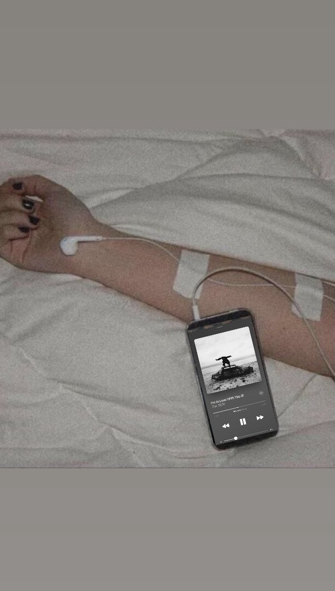 eds_afterglow's tweet photo. Me listening to the new the 1975 song #the1975 https://t.co/tS7ssINd8V