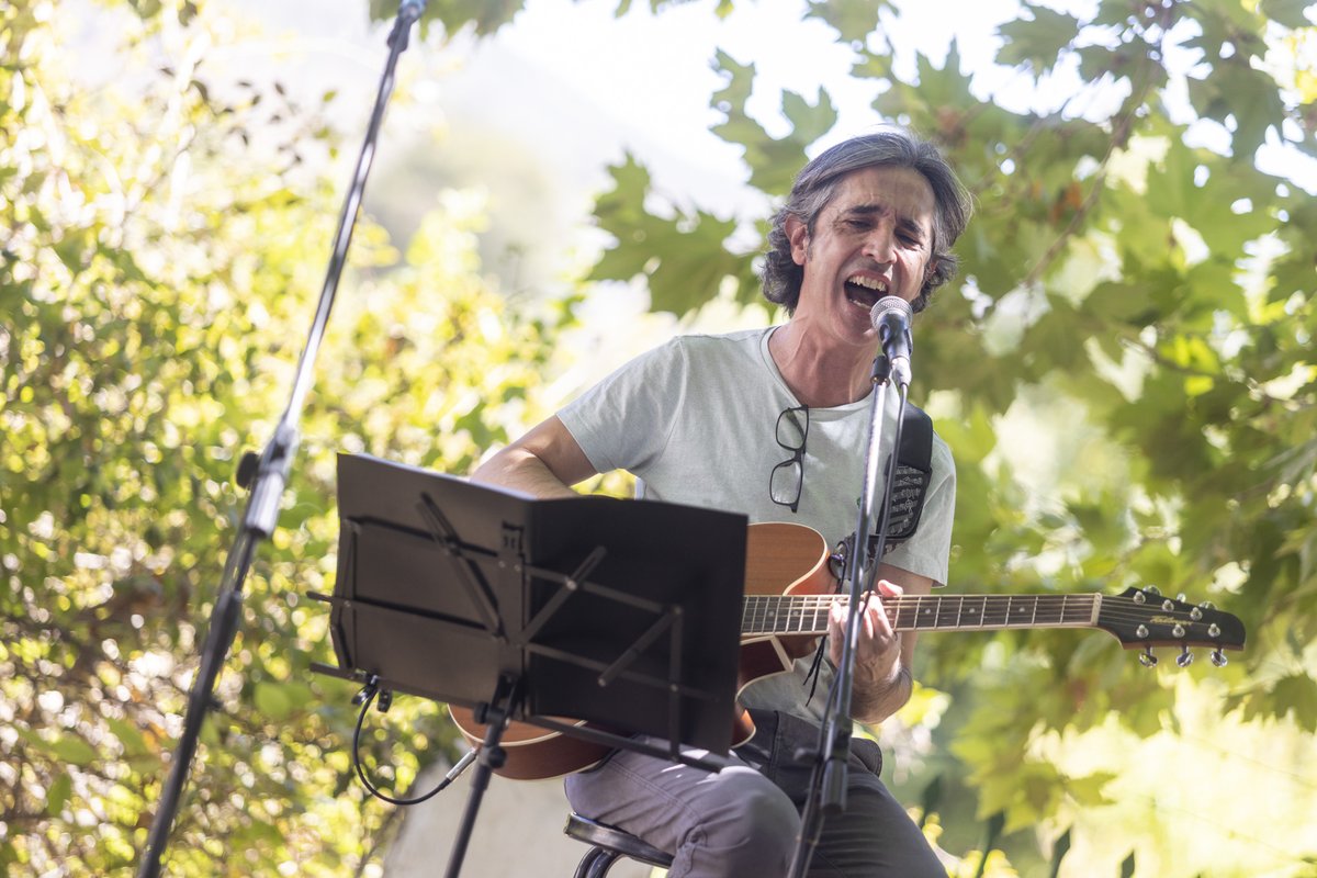 ElSierraFest's tweet photo. Los momentos #SierraKids son para toda la familia:
Los pequeños disfrutan de los talleres y atracciones.
Los mayores, también con sus peques, de la música en directo que nos trajeron Rafa Hidalgo y El niño del viento en · El Sierra de Día · https://t.co/M2lg7GfbaT