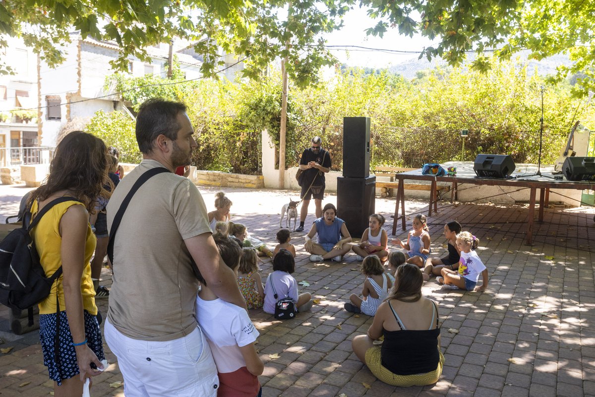 ElSierraFest's tweet photo. Los momentos #SierraKids son para toda la familia:
Los pequeños disfrutan de los talleres y atracciones.
Los mayores, también con sus peques, de la música en directo que nos trajeron Rafa Hidalgo y El niño del viento en · El Sierra de Día · https://t.co/M2lg7GfbaT