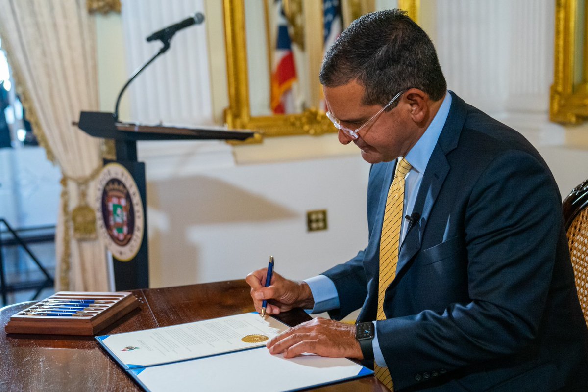GovPierluisi's tweet photo. Nos comprometemos a levantar nuestra voz y a promover que todos los hombres mayores de 40 años se hagan la prueba para detectar el cáncer de la próstata y visiten su urólogo, sin excusas. #MesDeLaConcienciacionSobreCáncerDePróstata https://t.co/XX32BxhDO2