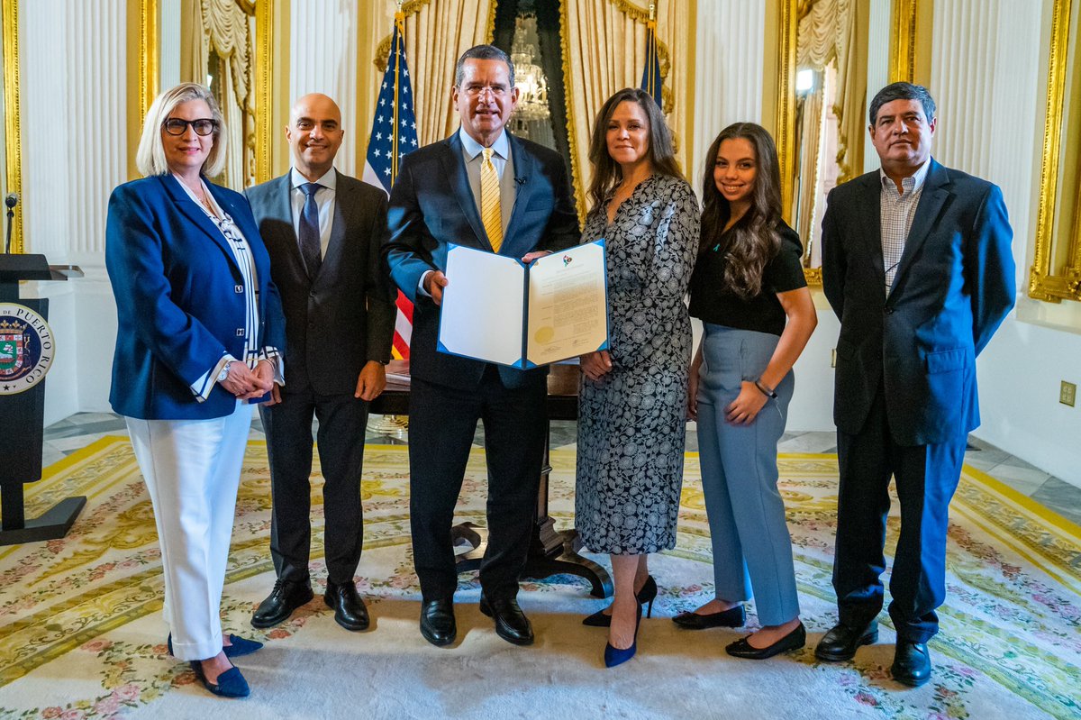 GovPierluisi's tweet photo. Nos comprometemos a levantar nuestra voz y a promover que todos los hombres mayores de 40 años se hagan la prueba para detectar el cáncer de la próstata y visiten su urólogo, sin excusas. #MesDeLaConcienciacionSobreCáncerDePróstata https://t.co/XX32BxhDO2
