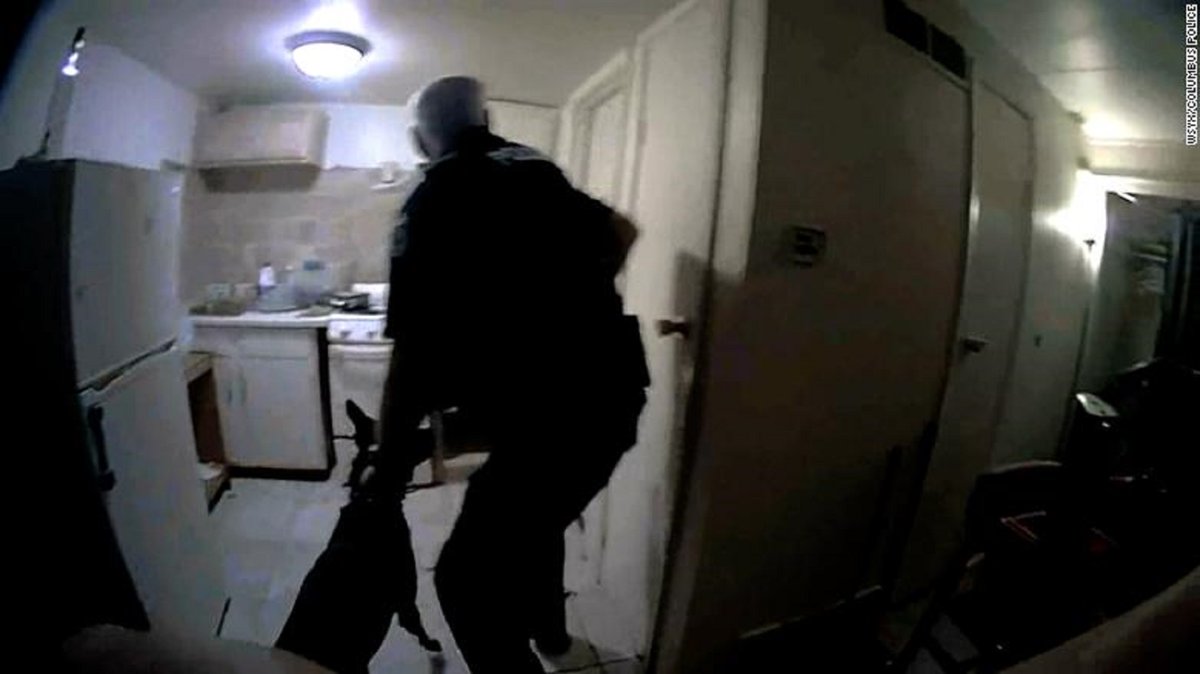 giuseppe_alto's tweet photo. Un video agghiacciante è stato reso pubblico dalla polizia di Columbus, in Ohio. Un agente ha sparato a morte a un afroamericano disarmato nel suo letto.
 #afroamericano #bodycamera #Columbus #DonovanLewis #Ohio #polizia #RickyAnderson #1settembre

https://t.co/BycEAt2iCD https://t.co/kxFsVi4ove