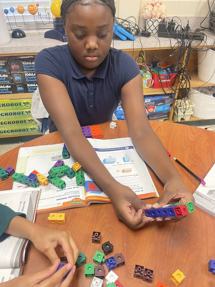 ramonajsavell's tweet photo. Using snap cubes to learn about volume! #dicksontigers #erdickson https://t.co/VanxkVkXwh
