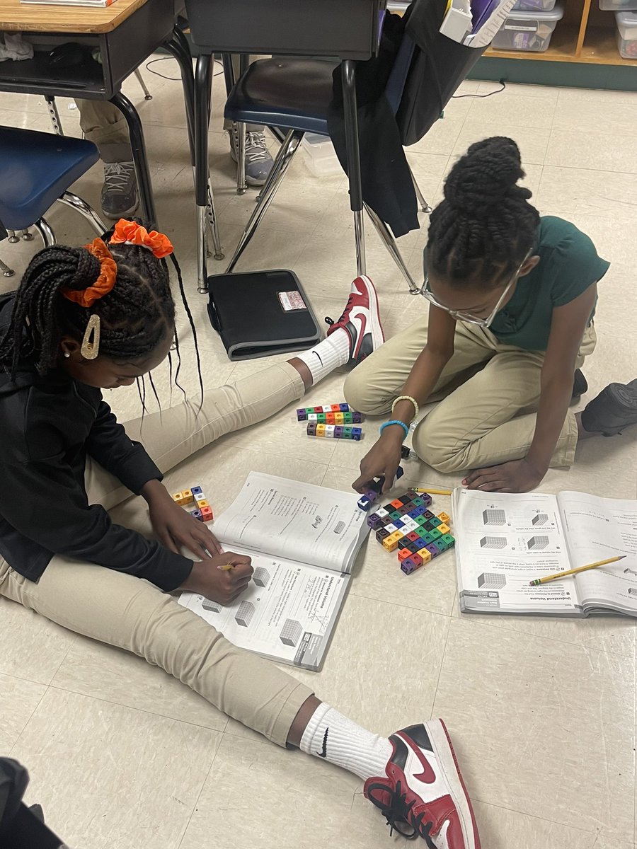 ramonajsavell's tweet photo. Using snap cubes to learn about volume! #dicksontigers #erdickson https://t.co/VanxkVkXwh