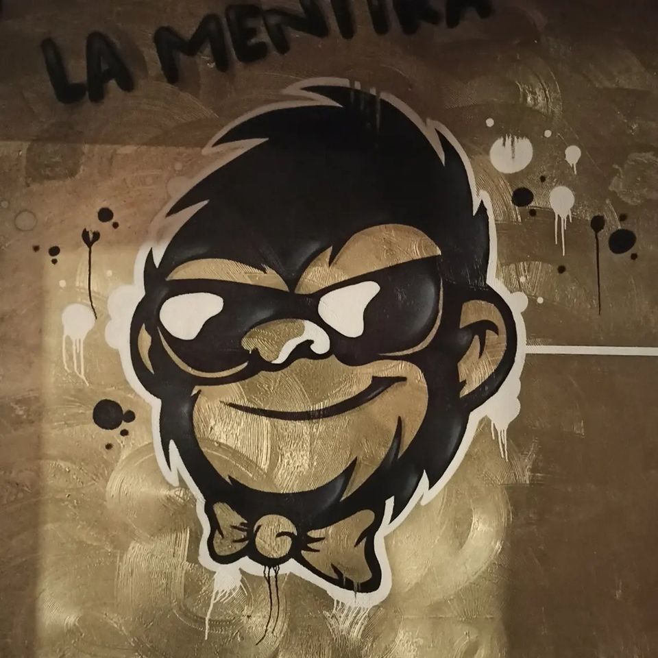 PRHgoe's tweet photo. Discoteca La MENTIRA #segovia #graffiti #wall @prhgoe #mono https://t.co/9IyctW1rfb