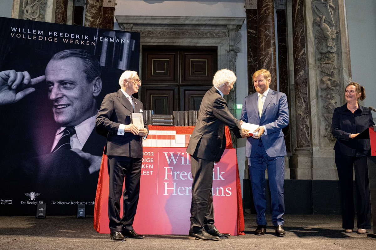 De Koning neemt vandaag het laatste deel van de Volledige Werken van Willem Frederik Hermans in ontvangst waarmee het jubileumjaar officieel wordt afgesloten. De Koning nam als Prins van Oranje in 2005 reeds deel één van de Volledige Werken in ontvangst. koninklijkhuis.nl/actueel/nieuws…