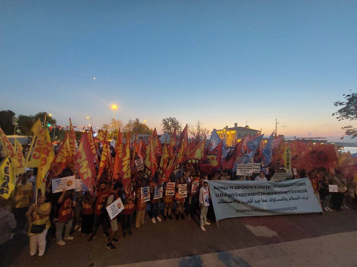 📍Kadıköy #1Eylül Dünya Barış Günü'nde, Barış Anneleri'nin ve onları destekleyenlerin gözaltına alınması sonra İskele Meydanı'nda sloganlarla bekleyiş sürüyor. Yaşasın Halkların Ortak Mücadelesi!