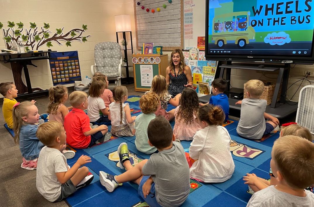 ghapspeach's tweet photo. Training our team in positive behavior expectations! It's part of what makes us SCORE (safe, caring, on-task, responsible, everyday!) @ghschools #howwedolife #teampeach #bettertogether #interactivemodeling https://t.co/40lwQ3EbjO
