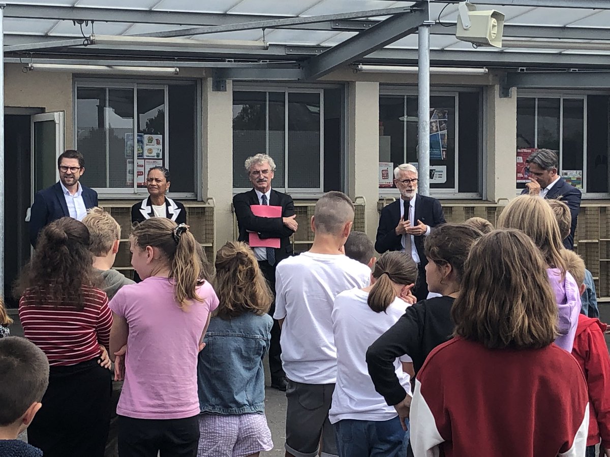 DDEC_35's tweet photo. Visite du président du Conseil départemental, M Chenut, et de M Pelle, directeur diocésain au collège Ste-Anne de St-Aubin du Cormier à l’occasion de la rentrée des sixièmes. Belle présentation par les équipes et les élèves des projets de l’établissement. Belle rentrée à tous. https://t.co/2jsRqjMK23