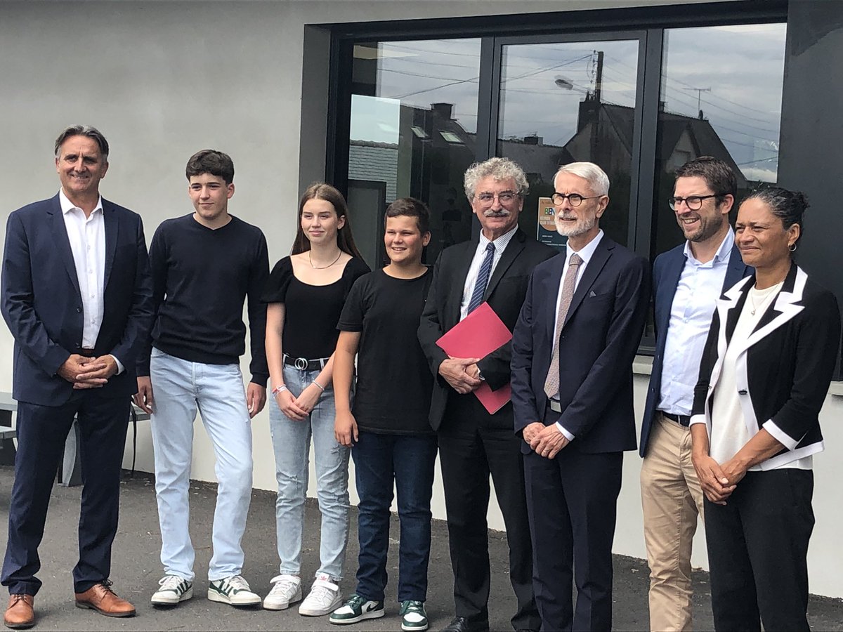 DDEC_35's tweet photo. Visite du président du Conseil départemental, M Chenut, et de M Pelle, directeur diocésain au collège Ste-Anne de St-Aubin du Cormier à l’occasion de la rentrée des sixièmes. Belle présentation par les équipes et les élèves des projets de l’établissement. Belle rentrée à tous. https://t.co/2jsRqjMK23