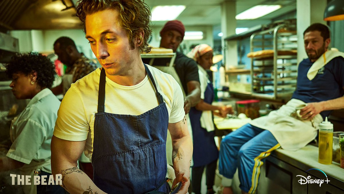 DisneyPlusES's tweet photo. ¡Notición! The Bear, la aclamada serie protagonizada por Jeremy Allen White y ambientada en el mundo culinario de Chicago, estará disponible el 5 de octubre en #DisneyPlus. ✨ https://t.co/oc8TfNkhIR