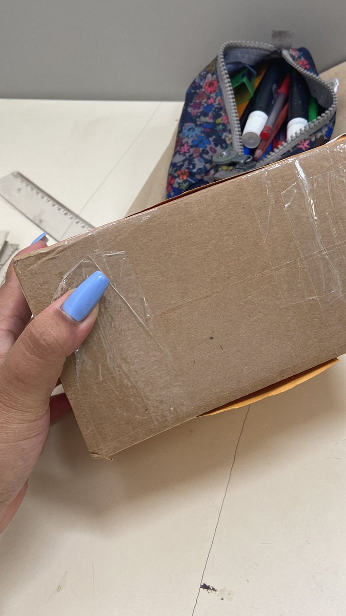 yeosector's tweet photo. pedi pra entregarem aqui na escola e nessa caixa tem simplesmente 226 cards que estarão a venda https://t.co/qpqcahue3D