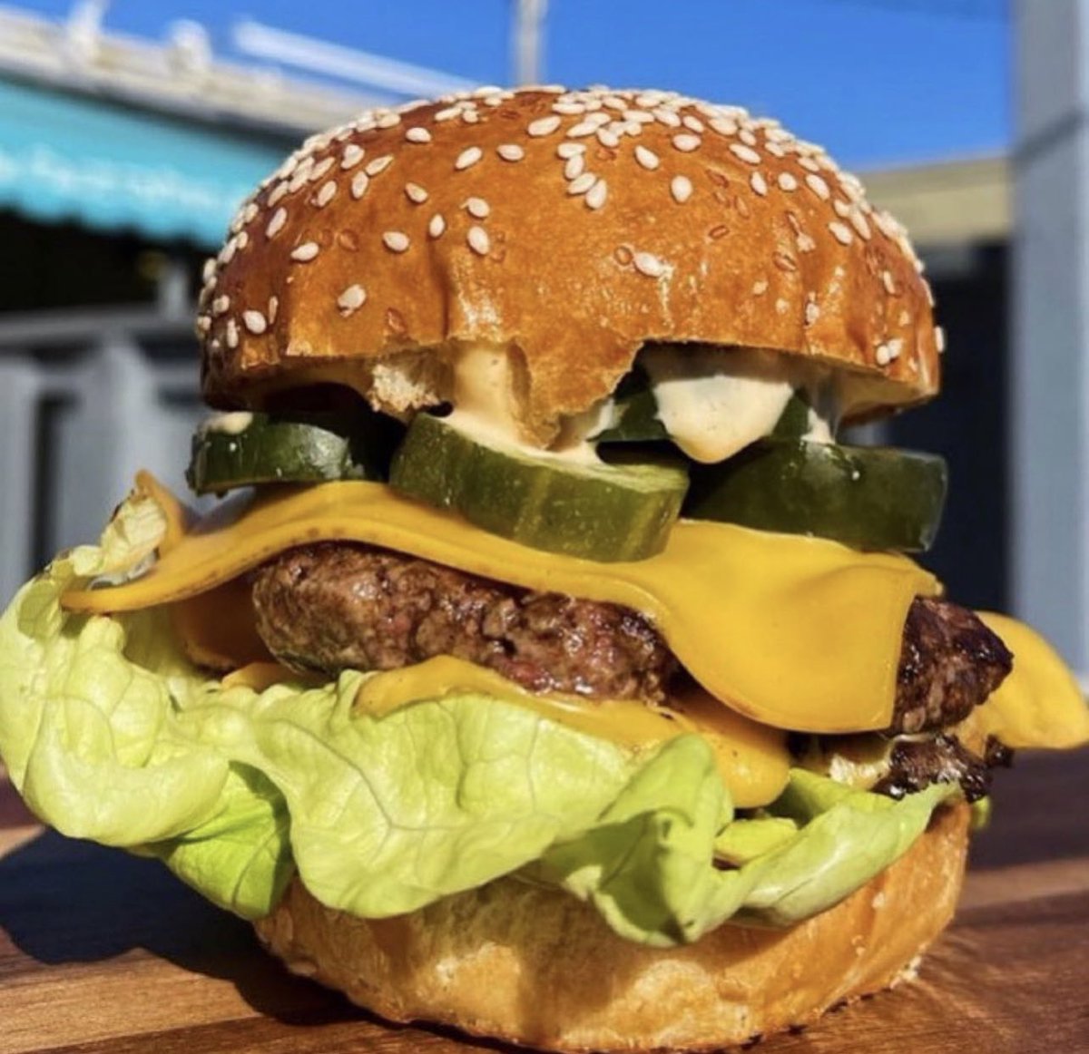It’s gonna be a great weekend for an outdoor burger picnic! 
Order a delicious 🍔 for delivery or on location @whiskeydiner’s rooftop bar thru your fav apps.