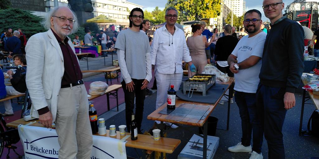 K_Weyandt's tweet photo. "Grillen for Peace" mit "Brückenbauern Chemnitz e. V." an der Brückenstraße und Friedenspreisverleihung am gleichen Tag des Friedens. #C0109 Ich musste ins Rathaus, schaut beim Grillen vorbei, es ist genug da! #Chemnitz https://t.co/2qrPiO9IE4