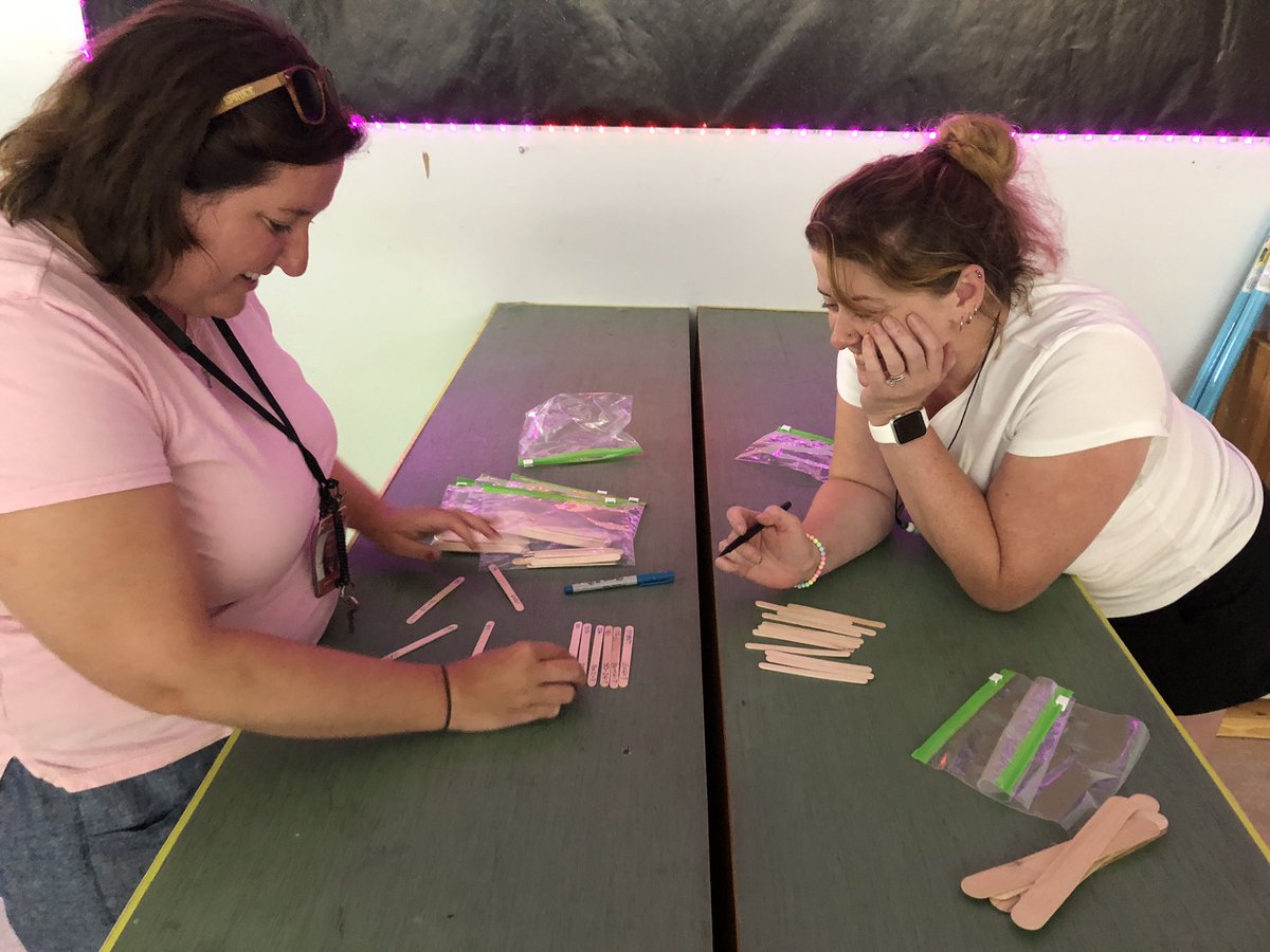 The amazing 5/6 team @HarbourViewElem working hard to create a warm up and extension activity to encourage teamwork and assess prior knowledge! #luckystudents <a href="/MrsDLloyd/">Mrs. Lloyd (she/her)</a> <a href="/Mskaucoin/">Ms.Aucoin</a>