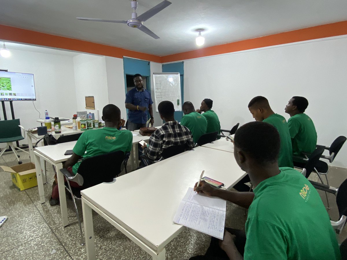 bk_aklama's tweet image. @NodeEight’s #GreenCubator project taking shape. 
We’re removing barriers to farming and helping to create sustainable jobs in agriculture.
Today’s discussion is on healthy cultural practices on a vegetable farm
#employabilityskills #greenentrepreneurship #youthinagriculture