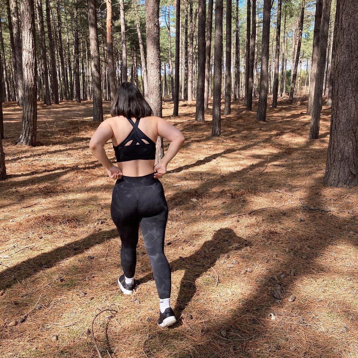 _EscapeToEarth's tweet photo. [Ad-Gifted] Love my new #Gymshark set! These leggings are my ‘go to’ for hiking or airport outfits 🥾 
Shop @Gymshark for the look 🛍Adapt Camo Seamless Leggings and Bra - Black
#TravelBlog #EscapeToEarth #Forest #Woods #Trees #GymSet #GymOutfit #WorkoutSet #WorkoutClothes https://t.co/gcNPj7YO3Z