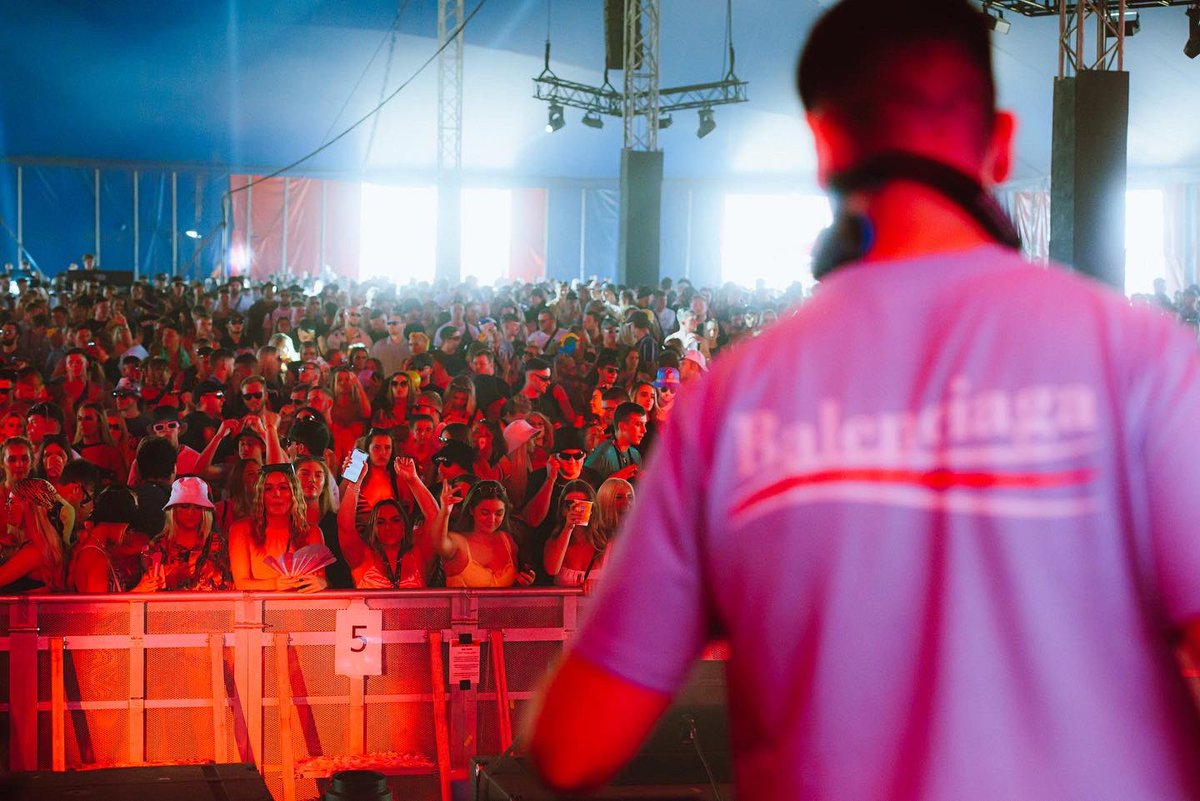 AntonPowers's tweet photo. Every year without fail, you can always rely on Huyton’s finest @anthonymooney to pop up &amp; take some pics for me! What a guy and what a crowd. 😍💙🎪♥️ @Creamfields https://t.co/GqhCdDEcC1