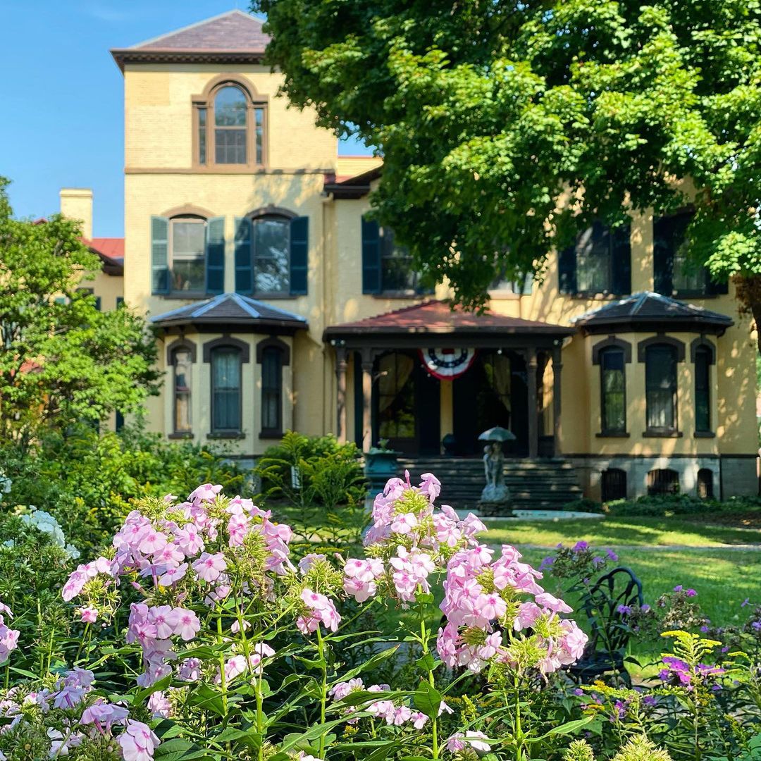 Did you know #NY played a major role in the Underground Railroad? Travel the paths taken by freedom seekers &amp; visit landmarks that celebrate the history &amp; heroes that guided them this #UndergroundRailroadMonth: bit.ly/3R4ANmu

📸@equalrightsheritage
📍Seward House Museum