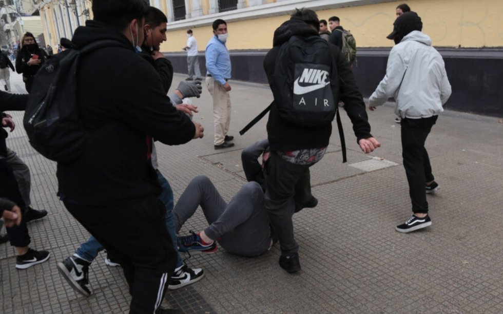 s0loexisto's tweet photo. Este es el amor del que habla el rechaz0 agrediendo a Simón Boric? BASTA. La democracia está en peligro! #AprueboConEsperanza https://t.co/z7Ipnmm0lM